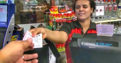 Сработало "сарафанное радио": женщина перед Рождеством случайно узнала о выигрыше в лотерею