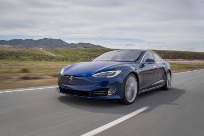 Tesla снова отзывает свои электрокары: у 120 тыс машин могут быть проблемы с дверьми