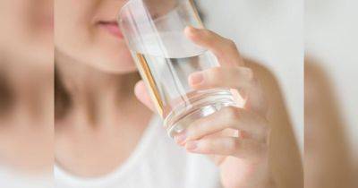 Поставьте бутылку на рабочем столе: простые способы пить больше воды