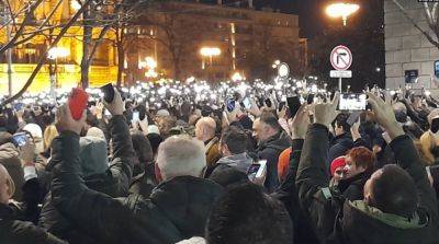 В Белграде снова многотысячные протесты, сербская оппозиция заблокировала здание горадминистрации