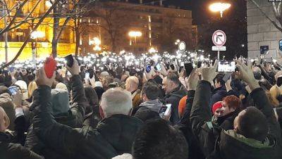 Протесты в Сербии - оппозиция штурмует горсовет Белграда, Вучич анонсировал обращение