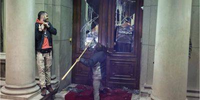 Сторонники партии Сербия против насилия пытались силой ворваться в здание горсовета Белграда — фото