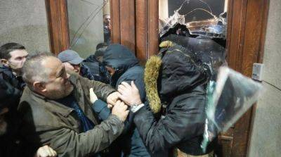 Полиция разогнала митингующих и оцепила мэрию Белграда