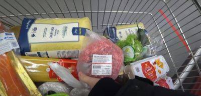 Готовьтесь отстегнуть приличную сумму на новогодний стол: в супермаркетах взлетели цены на ряд популярных продуктов