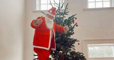 Борис Джонсон в костюме Санта-Клауса нарядил рождественскую елку (фото)