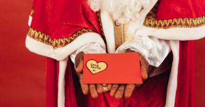 Добавил рождественского настроения: нетрезвый Санта-Клаус влетел в дом, разнося подарки