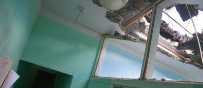 "Медвежья услуга": В Рубежном решили латать крыши во время дождей, которые заливают квартиры