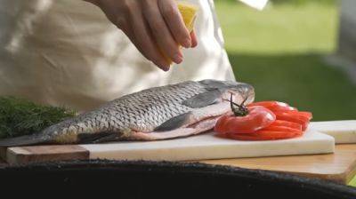 Для праздничных блюд и романтичных вечеров: как быстро почистить, разделать и замариновать лосось