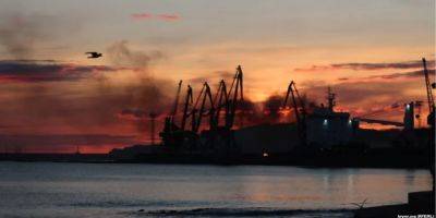 Удар по кораблю Новочеркасск: взрыв разбудил жителей в разных частях Феодосии, над портом поднялся густой дым