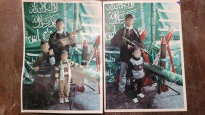 Бойцы ЦАХАЛа нашли фото детей с ракетами в доме террориста в Газе