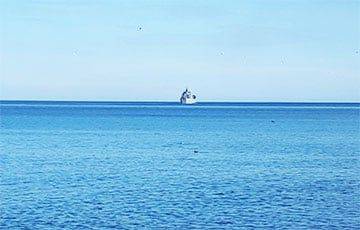 Два российских корабля сбежали из Феодосии