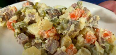 Попробуйте приготовить это по-новому: рецепт салата "Оливье" с копченой колбасой, кукурузой и горошком