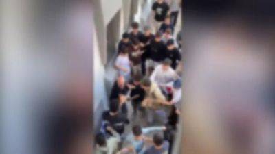 Потасовка в тель-авивской школе: директор осудила действия ЦАХАЛа, ученики устроили митинг