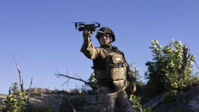 Гражданские инструкторы обучают украинских военных управлять дронами