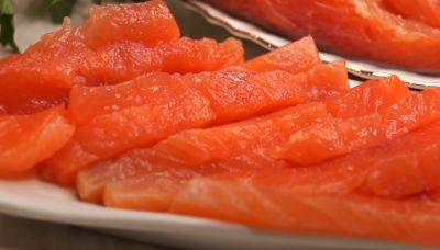 Импровизация в кулинарии: рецепт соления красной рыбы всего за 60 минут