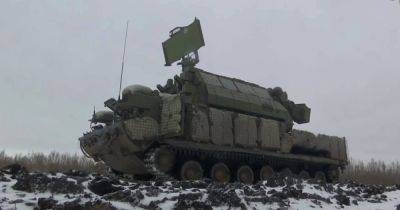 Боятся беспилотников: россияне обкладывают свои ЗРК "Тор-М2" мешками с песком (фото)