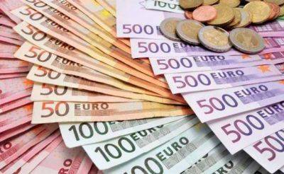Курс валют на вечер 27 декабря: на межбанке евро резко выросло, доллар тоже поднялся