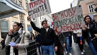 Александр Вучич - В Белграде больше недели продолжаются протесты против итогов выборов - ru.euronews.com - Сербия - Белград - Ес