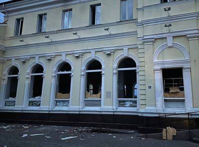 Удар российских террористов по вокзалу в Херсоне: что известно - фото