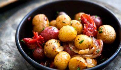 Только не облизывайте тарелку: как приготовить тушенную в сковороде картошку с помидорами и беконом