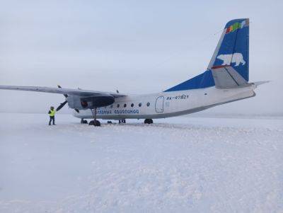 В России пассажирский самолет сел на замерзшую реку - фото
