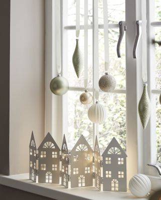 Как украсить окна к Новому году - бумажные снежинки, рисунки зубной пастой и гуашью на окнах