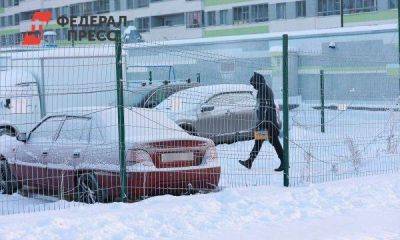 Екатеринбуржцам после аномальных снегопадов предлагают откопать автомобиль от снега за деньги