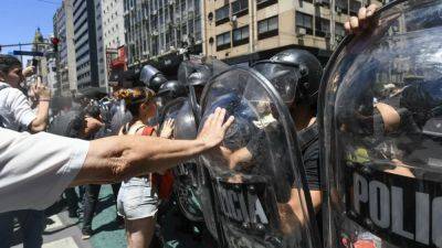 "Его надо остановить": аргентинцы протестуют против плана нового президента