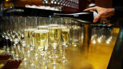 Последствия могут быть страшными: названа главная опасность шампанского - как избежать трагедии