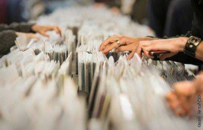 Продажи виниловых пластинок в Великобритании достигли максимума за 33 года