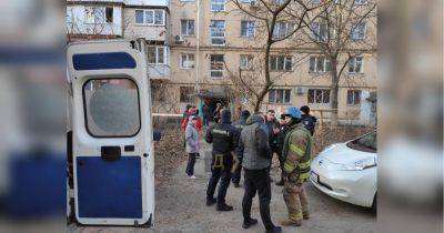 Жителей подъезда пришлось эвакуировать: в Одессе мужчина взял в заложники женщину с ребенком