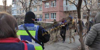 В Одессе мужчина взял в заложники женщину с ребенком. Полиция провела спецоперацию