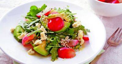 Салат с авокадо, помидорами и руколой: витаминный рецепт для праздничного стола