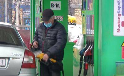 Сразу на 8 гривен литр: водителей предупредили, как изменятся цены на топливо