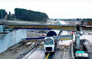 В Польше грузовик перевозил ветровой генератор и обвалил секцию моста