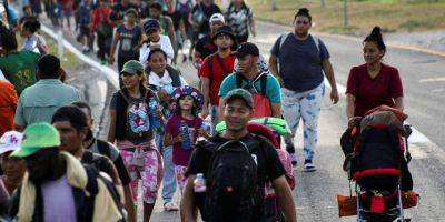 Тысячи мигрантов движутся гигантской колонной к границе с США