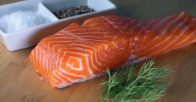 Это поможет приготовить блюдо ресторанного уровня: как выбрать идеальный стейк лосося дла праздничного застолья