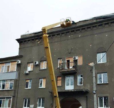 В Харькове коммунальщики устраняют последствия прилетов (фото)