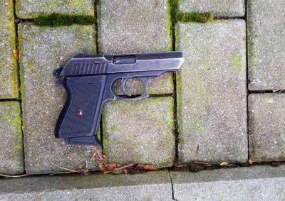 В Праге дети нашли на баскетбольной площадке спрятанный пистолет