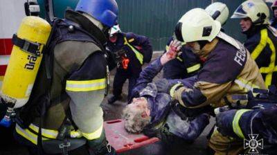 В Киеве достали погибшего из-под завалов и ищут еще 10 человек, количество раненых резко возросло
