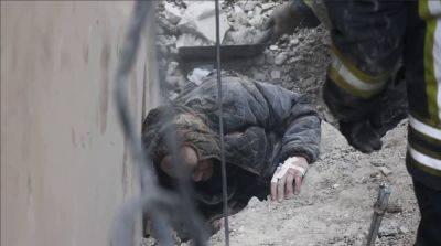 Как в Харькове из-под завалов вытащили мужчину — видео ГСЧС