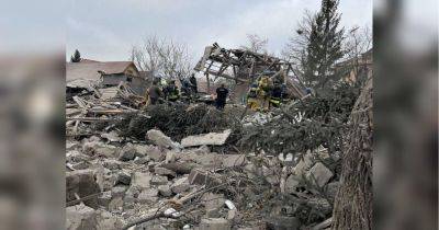 Ракетный удар по Запорожью: повреждены многоэтажки, под завалами могут быть люди (фото, видео)