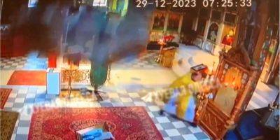 Удар РФ по Одессе: в одном из храмов потолок обрушился в метре от священника. Момент попал на видео