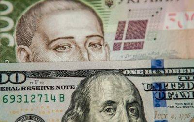 Нацбанк впервые поднял курс доллара выше 38 гривен