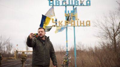 Зеленский посетил позиции украинских войск в Авдеевке