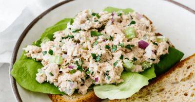 Салат из консервированного тунца с луком и сельдереем: простое блюдо за несколько минут