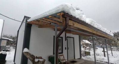 Чем посыпать снег на даче зимой: процедура, которая поможет не падать