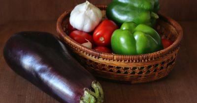 К рыбе и мясу: острый зимний салат из баклажанов и болгарского перца