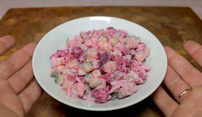 Удивите этим блюдом своих гостей: рецепт шведского закусочного салата с малосольной сельдью