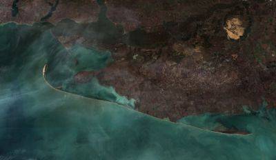 Шторм в Черном море смыл насыпь оккупантов на Джарылгаче - спутниковые фото